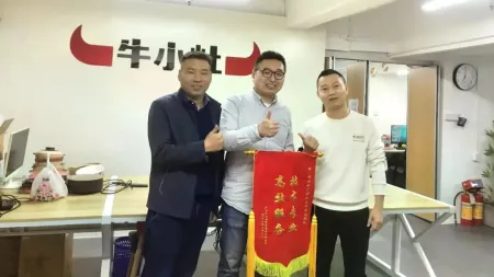 广州特色餐饮品牌牛小灶向哗啦啦赠送锦旗，数字运营助力行业发展(牛小灶全国有多少店)